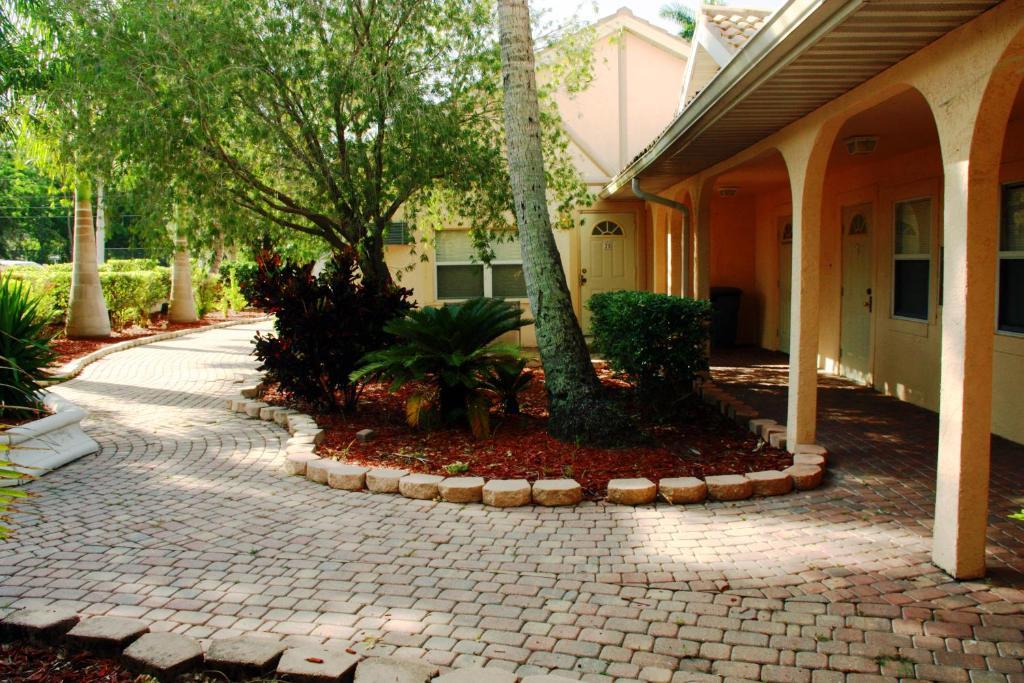 Hotel Rock Lake Not Open Due To Hurricane Damages Fort Myers Exterior foto