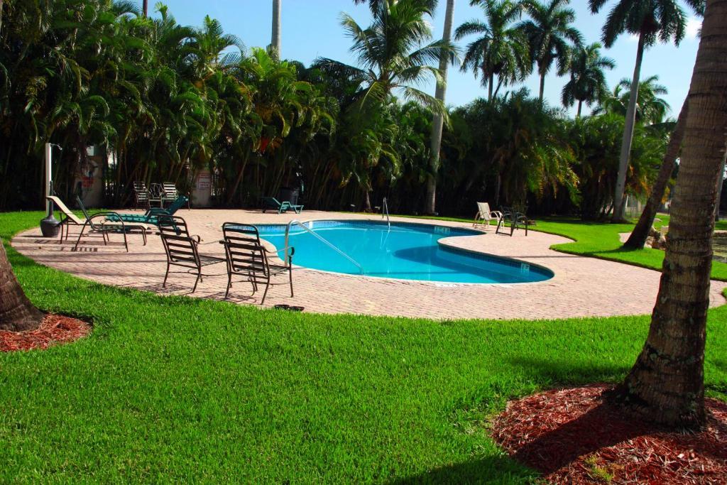 Hotel Rock Lake Not Open Due To Hurricane Damages Fort Myers Exterior foto