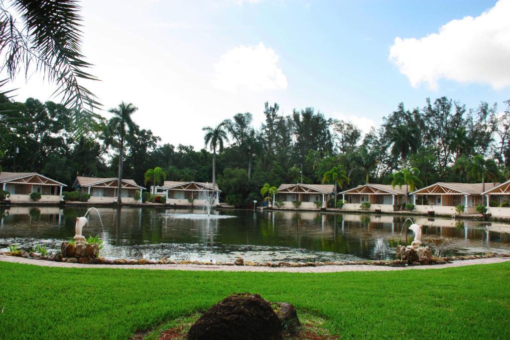 Hotel Rock Lake Not Open Due To Hurricane Damages Fort Myers Exterior foto