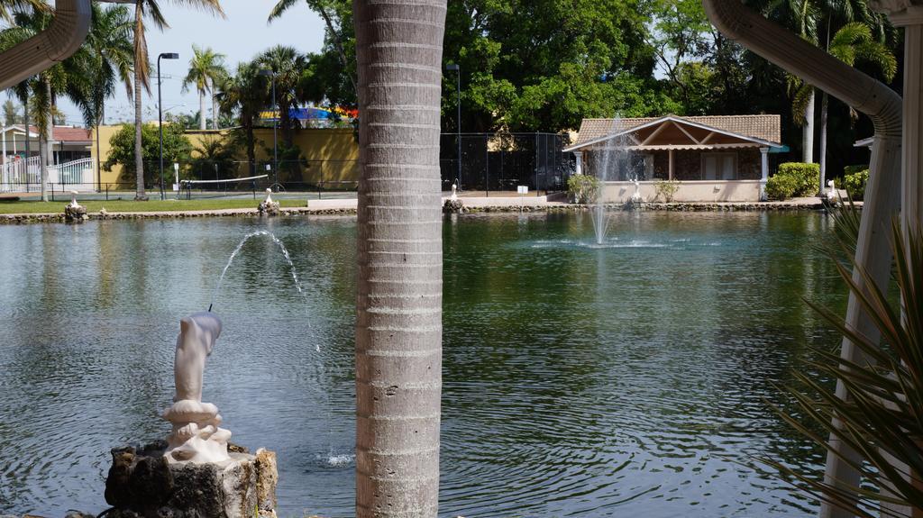 Hotel Rock Lake Not Open Due To Hurricane Damages Fort Myers Exterior foto