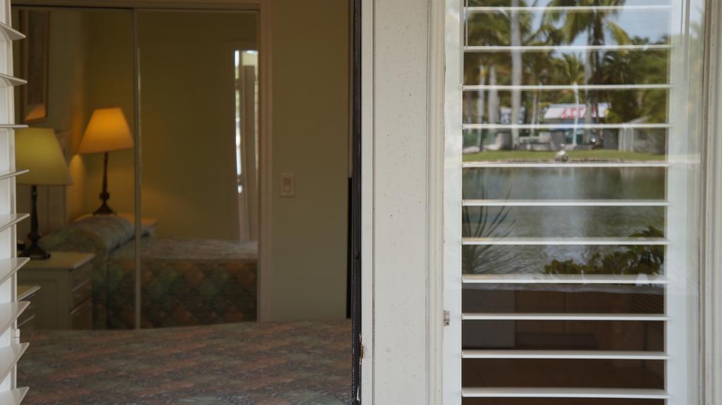 Hotel Rock Lake Not Open Due To Hurricane Damages Fort Myers Exterior foto